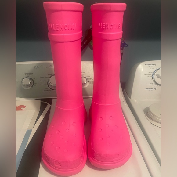 WOMEN'S CROCS™ BOOT IN BRIGHT PINK - Picture 1 of 3